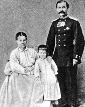 Алексей Иванович Павленко (дедушка поэта), Евдокия Никаноровна (бабушка поэта) и Александра Алексеевна (мать поэта в детстве).