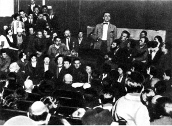 В. Маяковский читает поэму в политехническом музее в октябре 1927 года.