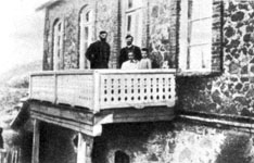 Володя Маяковский с отцом и матерью на балконе дома в крепости Багдади.