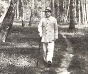 Н. Заболоцкий на прогулке в березовой роще близ Тарусы. 1957г