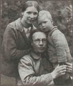 Н.Заболоцкий с женой Екатериной Васильевной и сыном Никитой. Сестрорецк. 1935 г