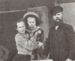 Родители поэта - Алексей Агафонович и Лидия Андреевна Заболотские с 
годовалым сыном Колей 1904 г